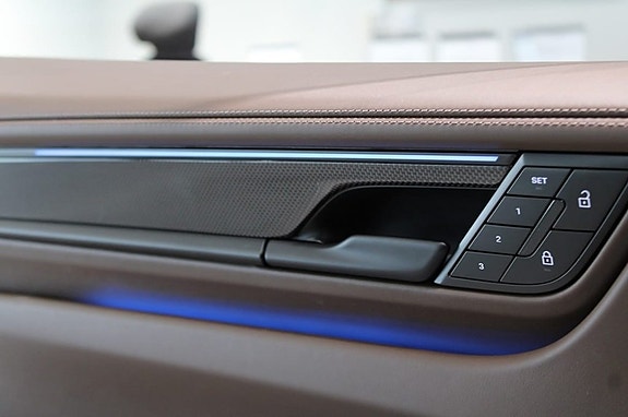 Porsche Macan Turbo 14 of 15