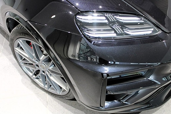 Porsche Macan Turbo 9 of 15