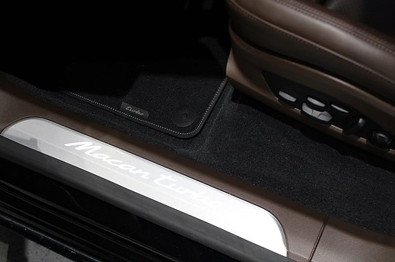 Porsche Macan Turbo 15 of 15