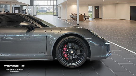 Porsche 911 Carrera 4 GTS 9 of 16