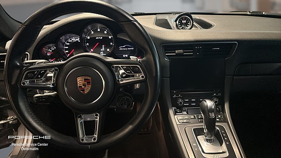 Porsche 911 Carrera 4 GTS 13 of 16