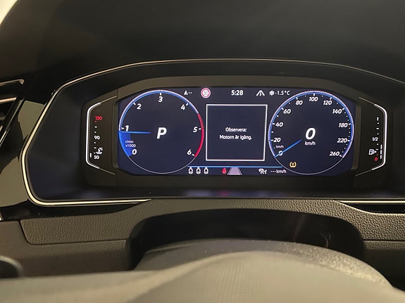 Volkswagen Passat 13 of 19