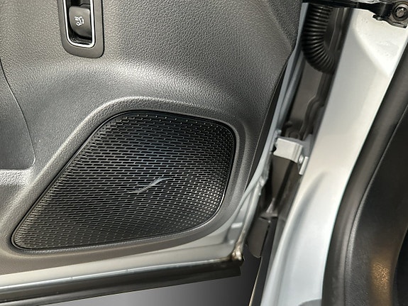 Mercedes-Benz EQB250+ 16 of 30