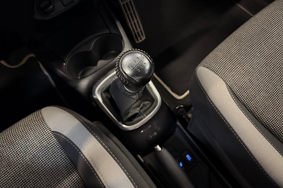 Toyota Yaris 12 of 16