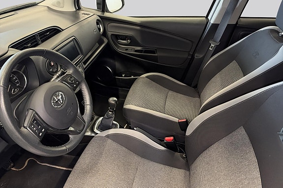 Toyota Yaris 8 of 16