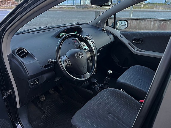 Toyota Yaris 11 of 13
