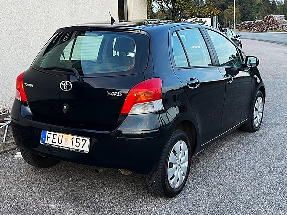 Toyota Yaris 8 of 13