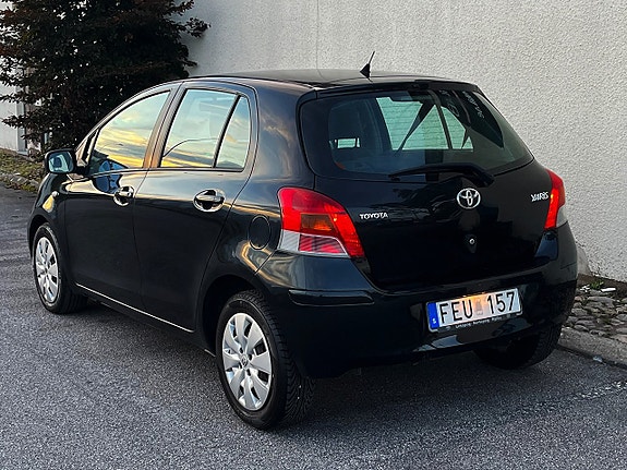 Toyota Yaris 4 of 13