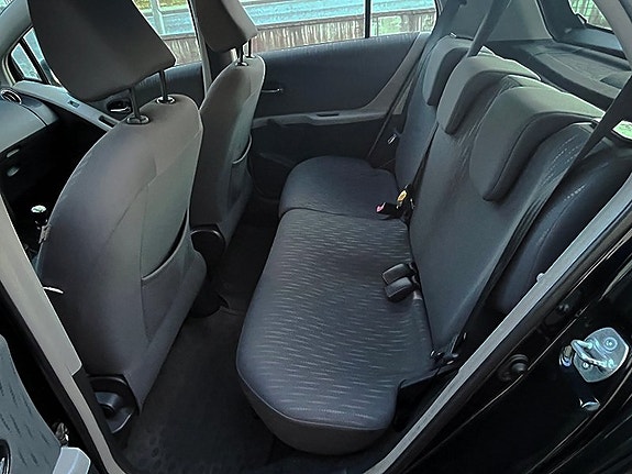 Toyota Yaris 13 of 13