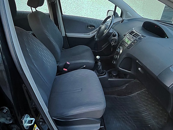 Toyota Yaris 9 of 13