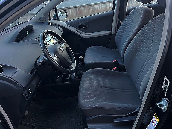 Toyota Yaris 10 of 13