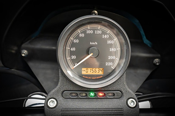 Harley-Davidson Iron 883 (XL883N) "Vance Hines" 14 of 15