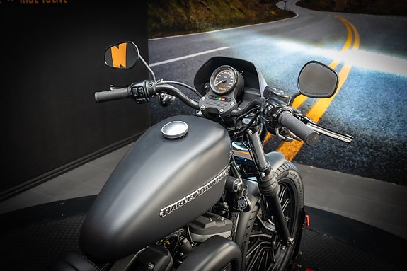 Harley-Davidson Iron 883 (XL883N) "Vance Hines" 9 of 15