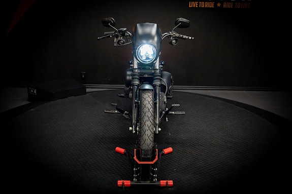 Harley-Davidson Iron 883 (XL883N) "Vance Hines" 8 of 15