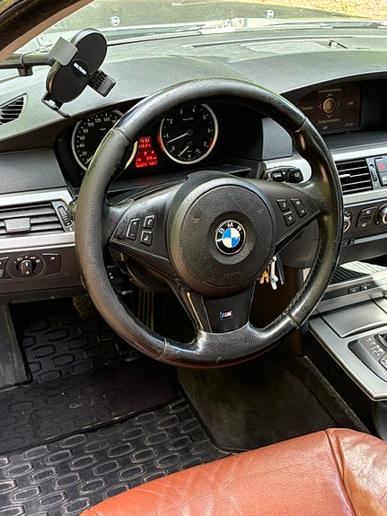 BMW 523i 3 of 7