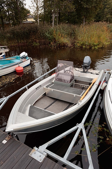 Buster XS R styrpulpet + Yamaha 20 hk + båtvagn i bra använt skick säljes. 3 of 7