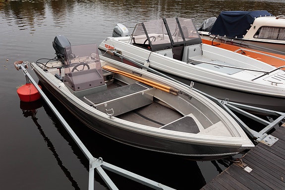 Buster XS R styrpulpet + Yamaha 20 hk + båtvagn i bra använt skick säljes. 2 of 7
