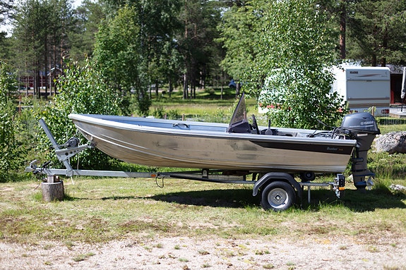 Buster XS R styrpulpet + Yamaha 20 hk + båtvagn i bra använt skick säljes. 6 of 7