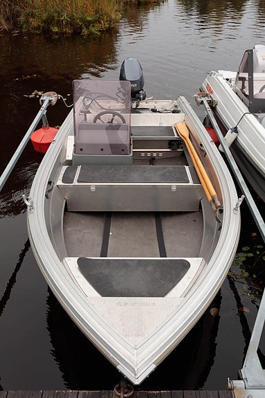 Buster XS R styrpulpet + Yamaha 20 hk + båtvagn i bra använt skick säljes. 4 of 7