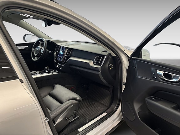 Volvo XC60 11 of 17
