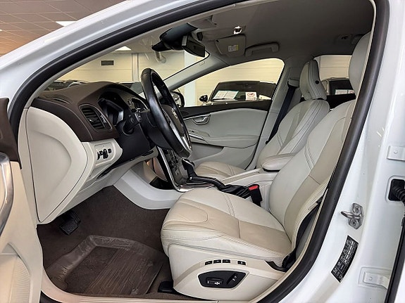 Volvo V40 8 of 20