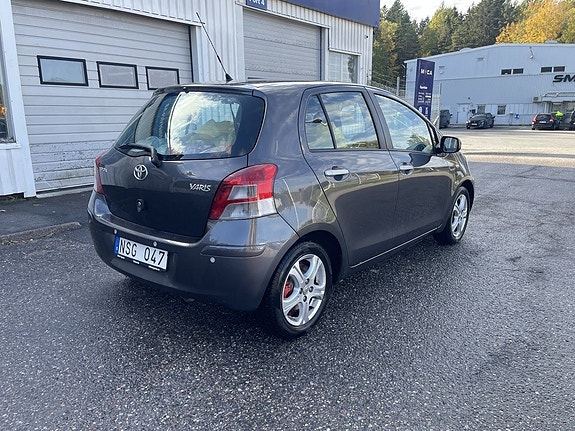 Toyota Yaris 3 of 6