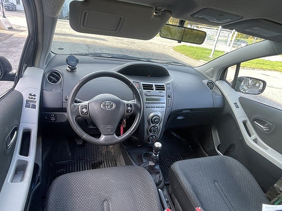 Toyota Yaris 5 of 6