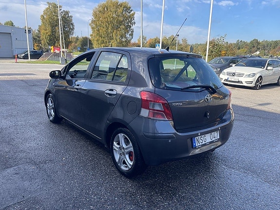 Toyota Yaris 4 of 6