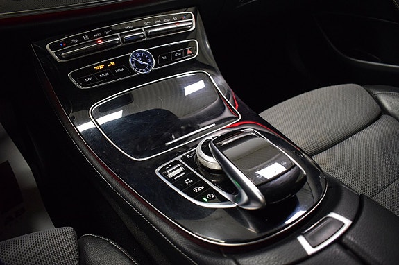 Mercedes-Benz E200 17 of 26