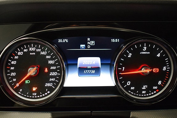 Mercedes-Benz E200 11 of 26