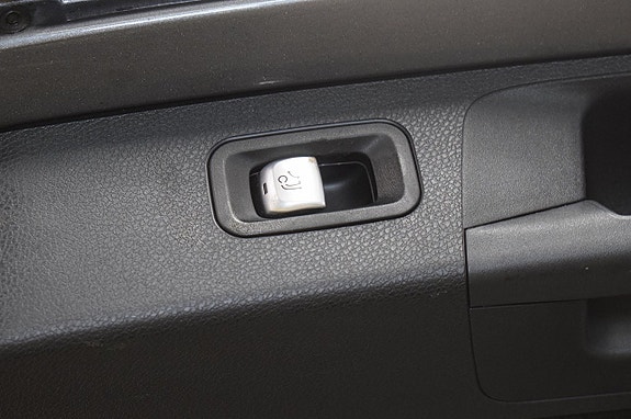 Mercedes-Benz E200 23 of 26