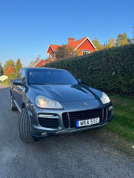 Porsche Cayenne 2 of 13