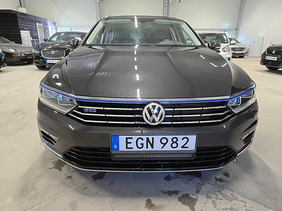 Volkswagen Passat 2 of 23