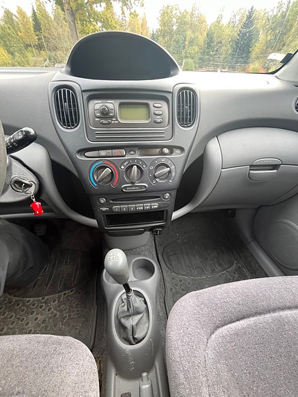 Toyota Yaris Verso 9 of 10