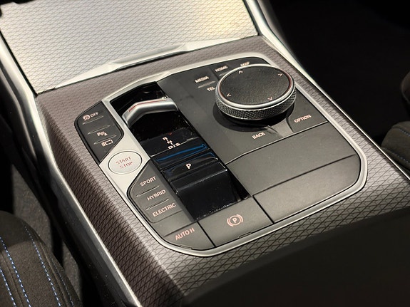 BMW 330e 16 of 18