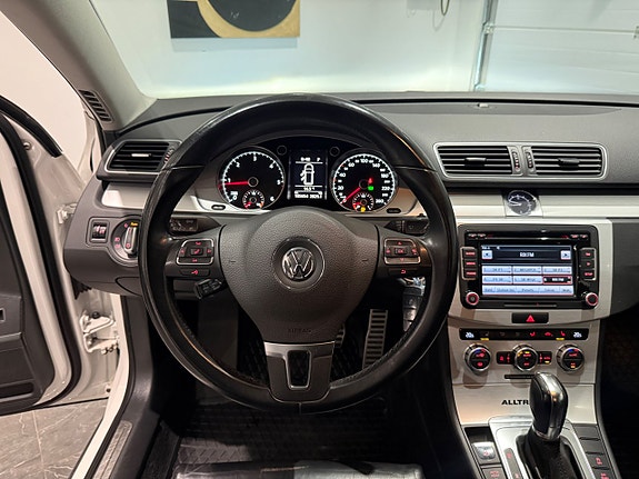 Volkswagen Passat Alltrack 10 of 12