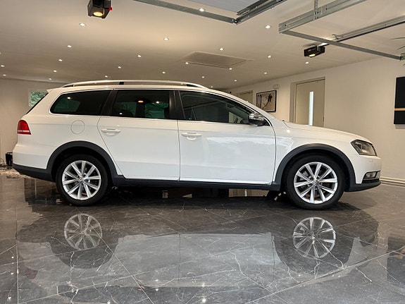 Volkswagen Passat Alltrack 2 of 12