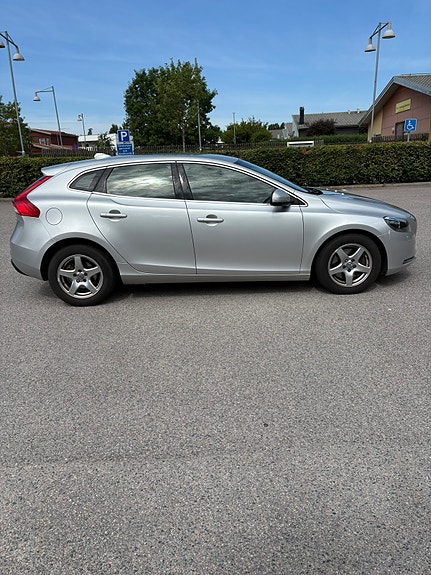 Volvo V40 2 of 7
