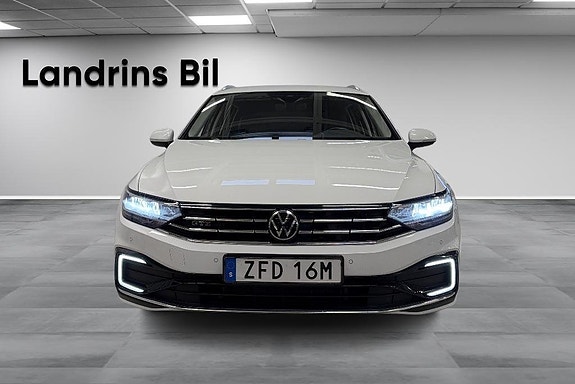 Volkswagen Passat 2 of 18
