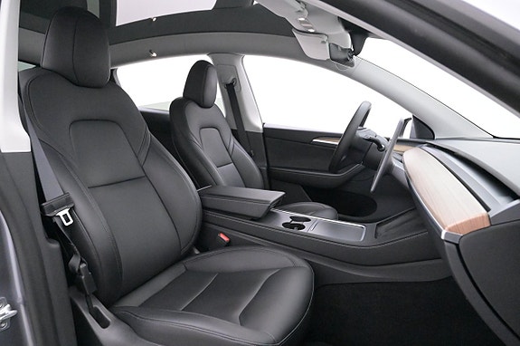Tesla Model Y 12 of 27