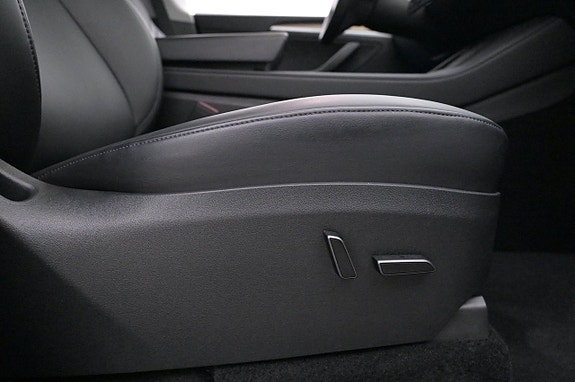 Tesla Model Y 13 of 27