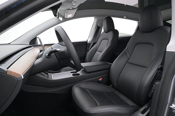 Tesla Model Y 9 of 27