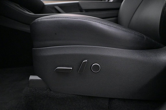 Tesla Model Y 11 of 27