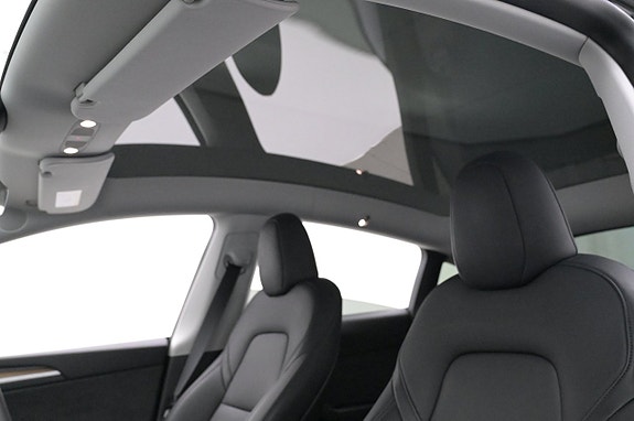Tesla Model Y 25 of 27
