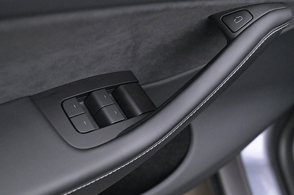 Tesla Model Y 10 of 27