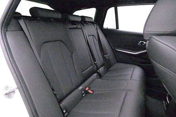 BMW 330e 19 of 27