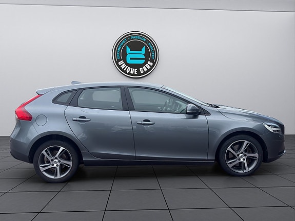 Volvo V40 2 of 23