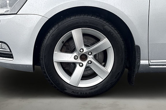 Volkswagen Passat 9 of 17