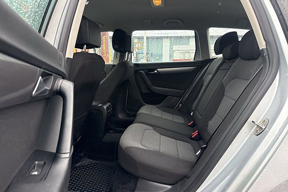Volkswagen Passat 13 of 17