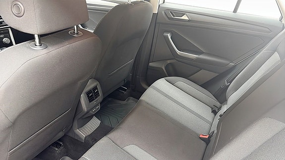 Volkswagen T-Roc 11 of 13